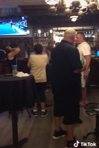El bar que estaba debajo de la cocina de la casa de una tiktoker insólitamente estaba lleno de gente