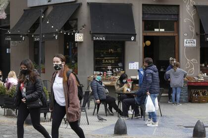 El bar Sans de Palermo volvió a servir sus platos en la vereda