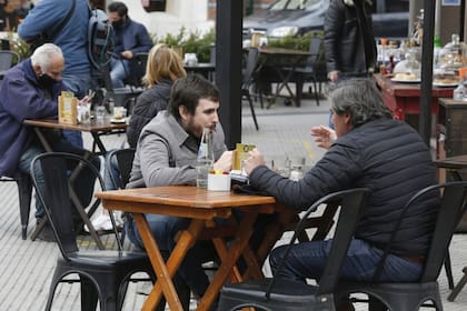 El bar Sans de Palermo volvió a servir sus platos en la vereda