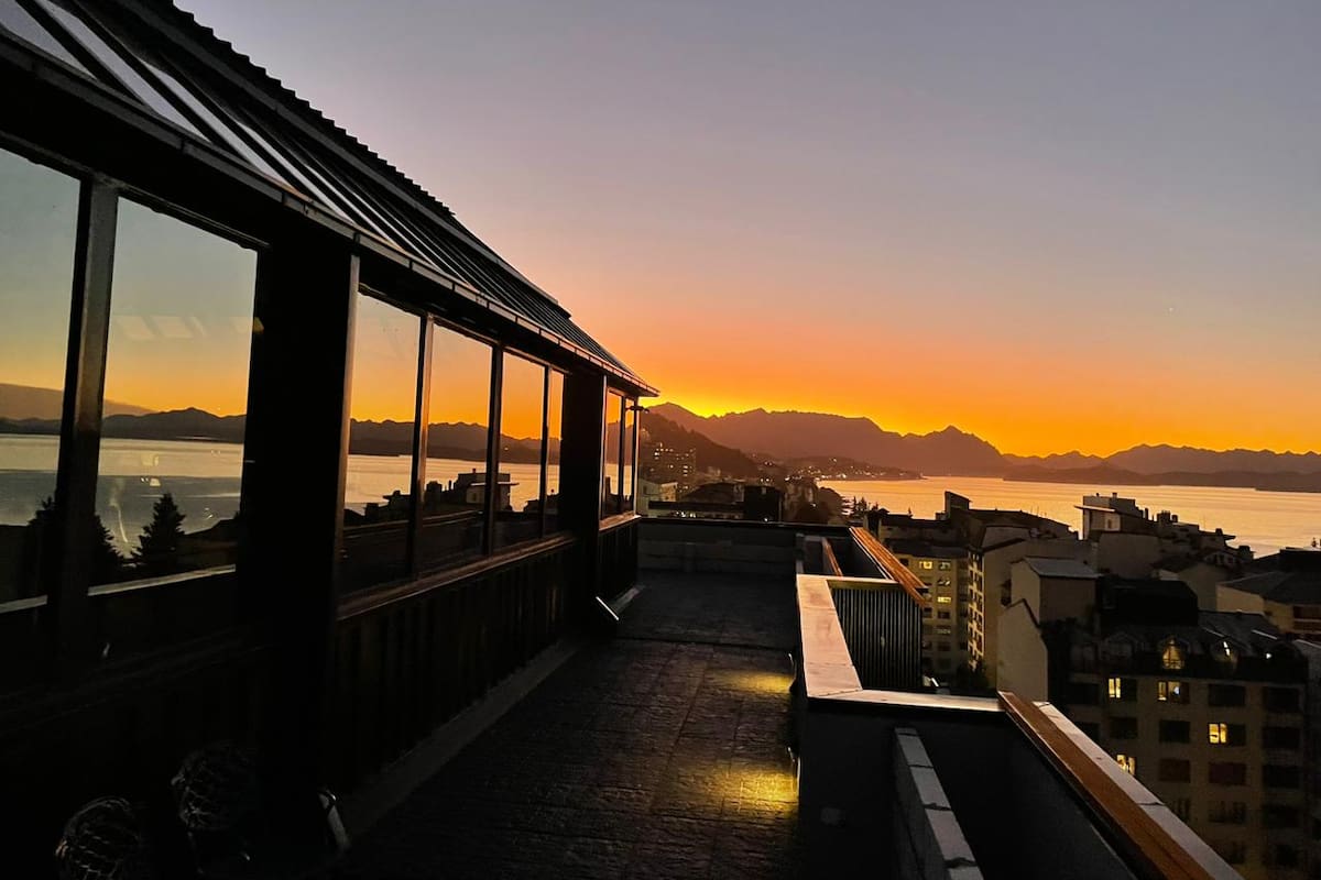 El bar se ubica en el piso 11 del edificio Catedral