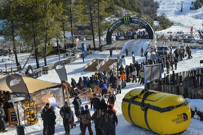 El BarAndes Pro Invitational reunió a referentes del ski y snowboard street sobre un circuito especialmente diseñado con escaleras y barandas, inspirado en el lenguaje del freestyle urbano.