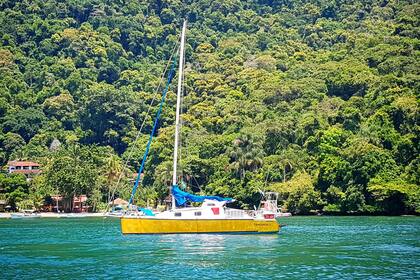 El barco amarillo en el escenario de Ilha Grande