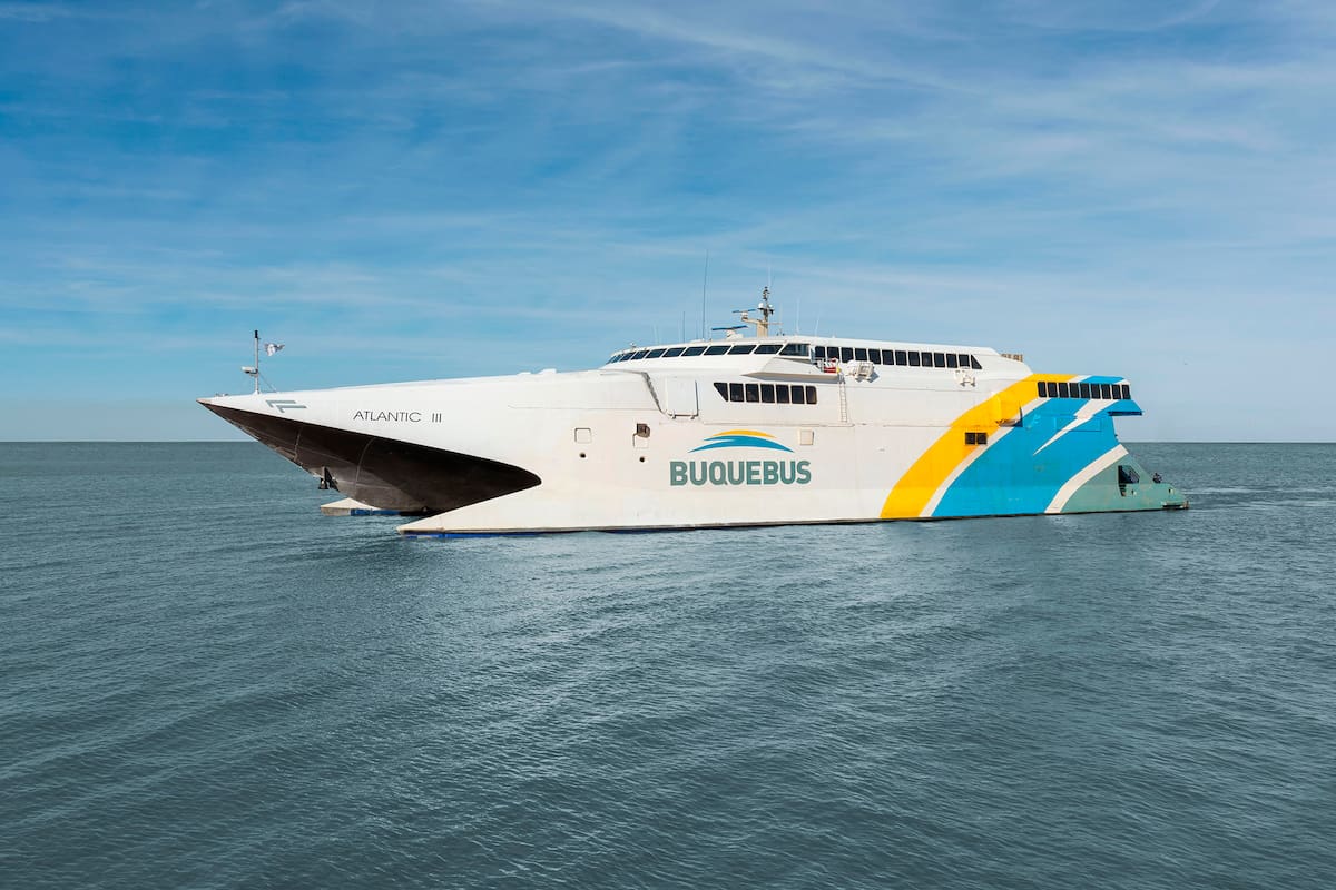 El barco Atlantic III, de Buquebus, que quedó varado en el Río de la Plata