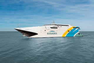 Un barco de Buquebus encalló en un banco de arena en el Río de la Plata con 469 pasajeros a bordo
