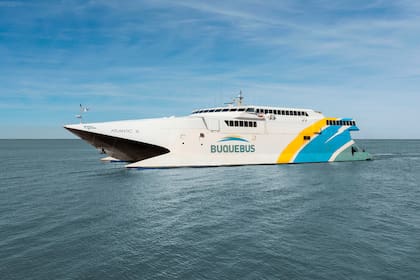 El barco Atlantic III, de Buquebus, que quedó varado en el Río de la Plata