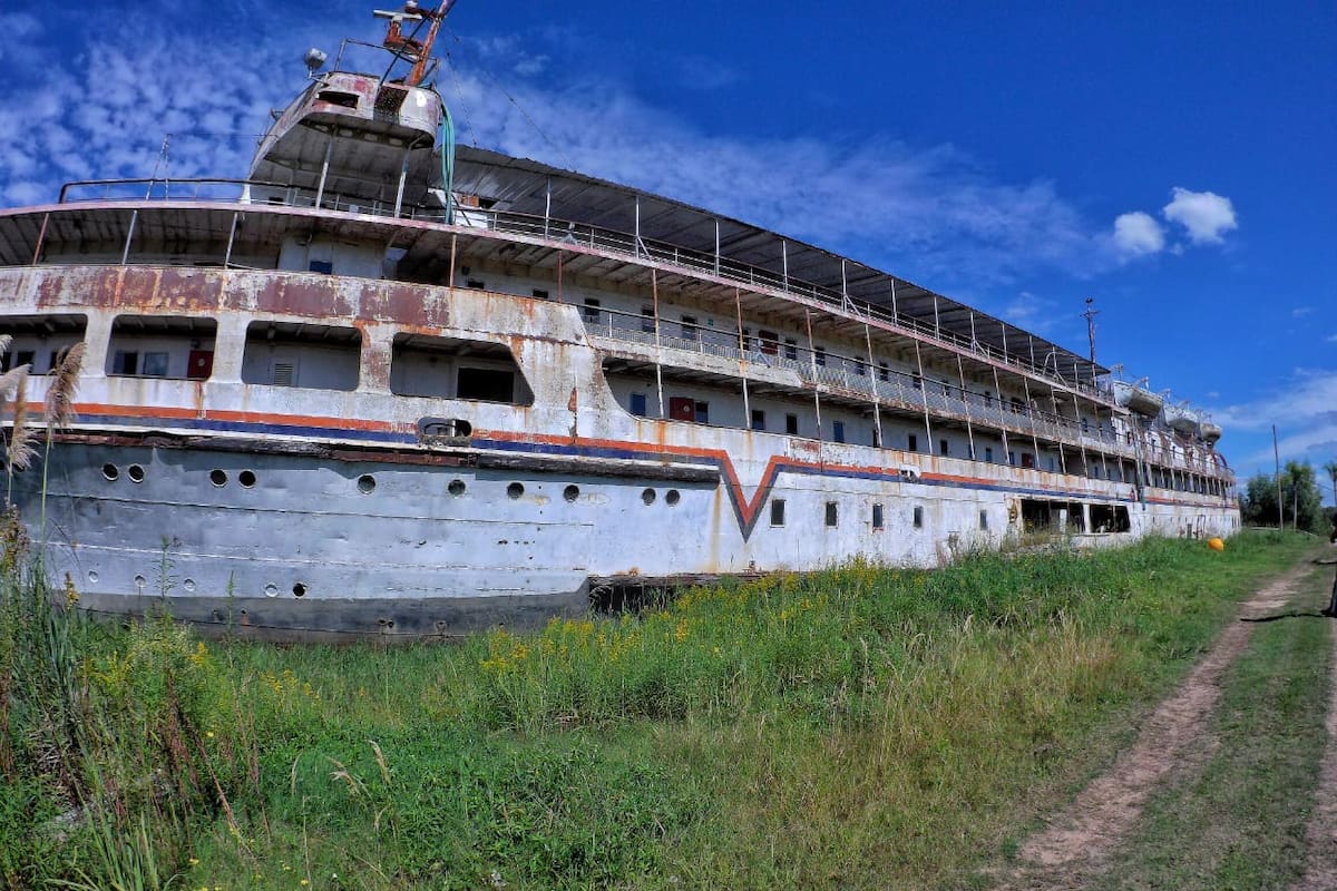 El barco ciudad de Paraná pertenecía a la flota fluvial del estado y durante el verano del 62 realizó viajes diarios a Montevideo (Uruguay), mientras que en el invierno del 63 comenzó a hacer el recorrido entre Buenos Aires y Asunción (Paraguay).