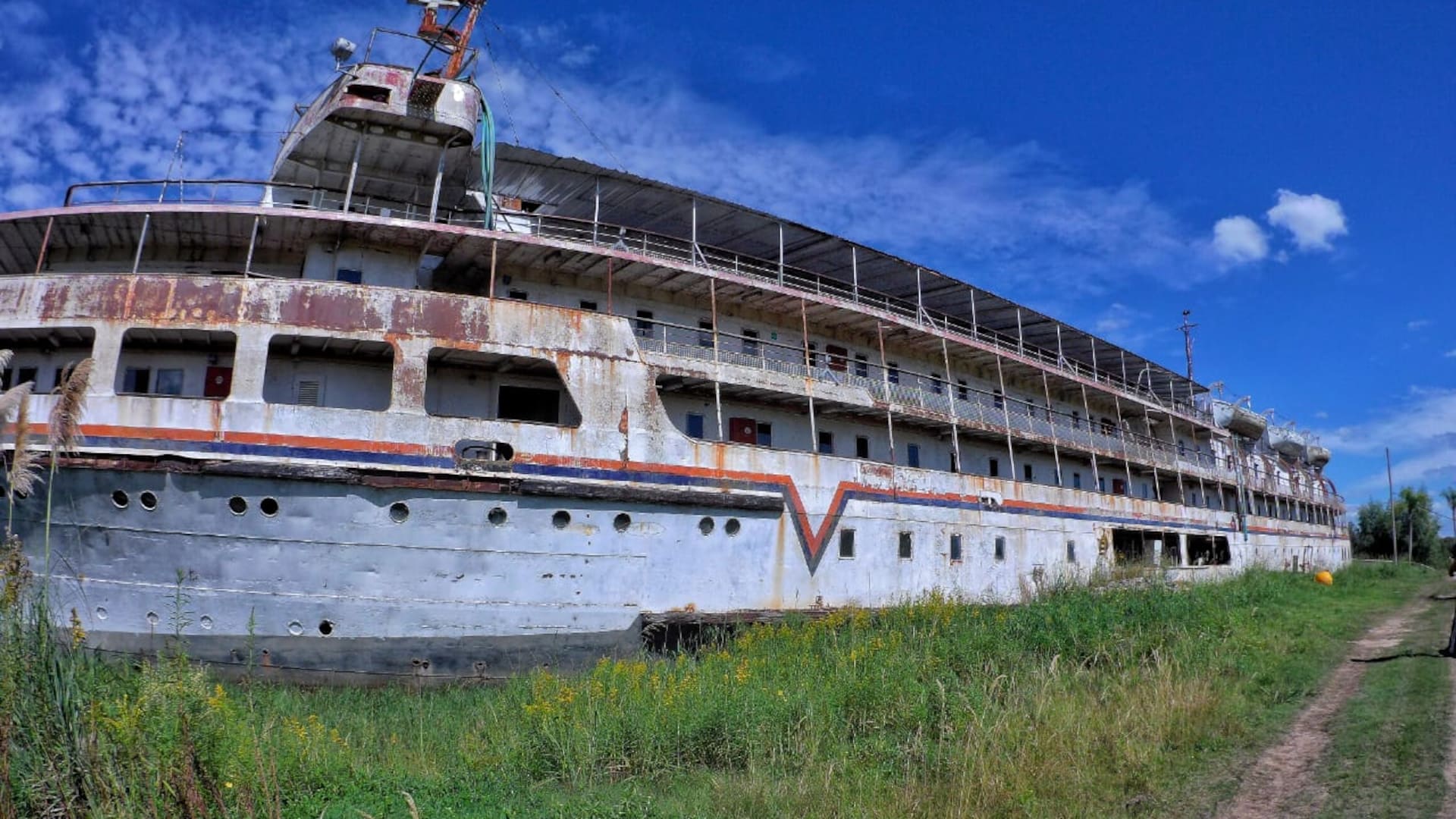 El barco ciudad de Paraná pertenecía a la flota fluvial del estado y durante el verano del 62 realizó viajes diarios a Montevideo (Uruguay), mientras que en el invierno del 63 comenzó a hacer el recorrido entre Buenos Aires y Asunción (Paraguay).