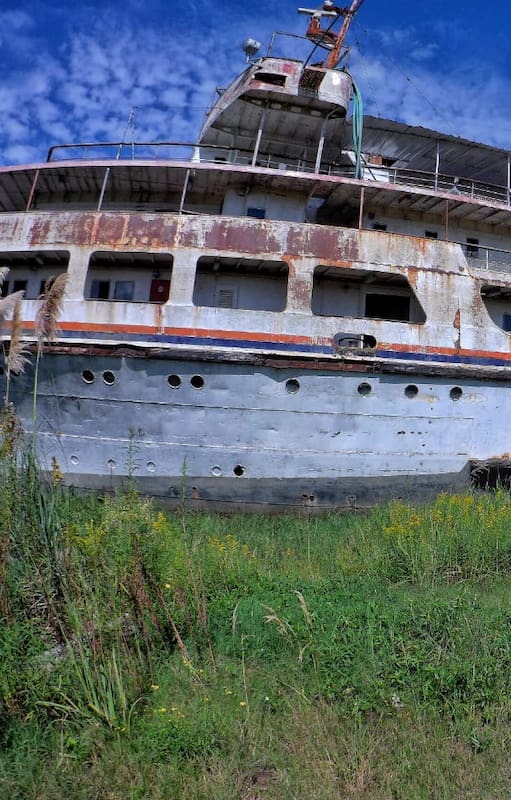 El barco ciudad de Paraná pertenecía a la flota fluvial del estado y durante el verano del 62 realizó viajes diarios a Montevideo (Uruguay), mientras que en el invierno del 63 comenzó a hacer el recorrido entre Buenos Aires y Asunción (Paraguay).