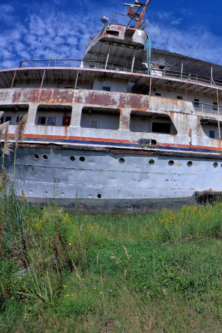 El barco ciudad de Paraná pertenecía a la flota fluvial del estado y durante el verano del 62 realizó viajes diarios a Montevideo (Uruguay), mientras que en el invierno del 63 comenzó a hacer el recorrido entre Buenos Aires y Asunción (Paraguay).