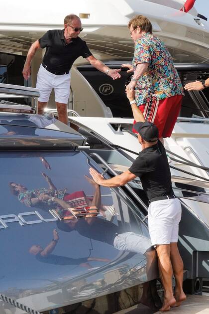 El barco, construido por el astillero Riva, tiene una eslora total de 23,25 metros y espacio para 16 pasajeros. Los Beckham solían ser invitados de Elton, hasta que David compró su propio barco, muy parecido al del músico.