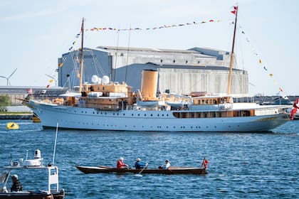 El barco Dannebrog fue construido entre 1931 y 1932 –totalmente en acero– y tiene 78 metros de eslora. En la proa están los camarotes de la tripulación y el motor, y en la popa se ubica el compartimento real, que cuenta con comedor, dormitorio, estudio y sala de estar. En los viajes de la familia real, la cubierta suele usarse para recepciones oficiales.