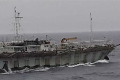 El barco de bandera china Lu Rong Yuan Yu 668