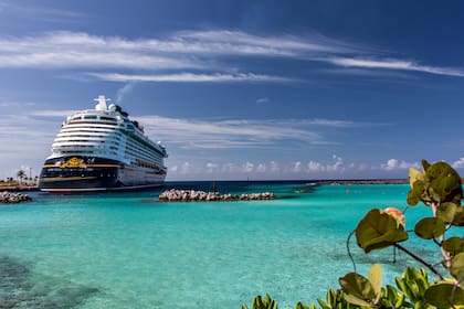 El barco de la línea Disney Cruise bautizado "Dream" en Castaway Cay, Bahamas