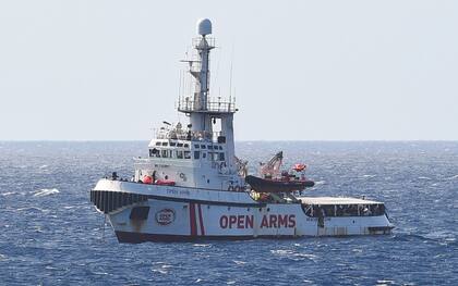 El barco de rescate de migrantes español Open Arms se ve cerca de la costa italiana en Lampedusa, Italia 15 de agosto de 2019