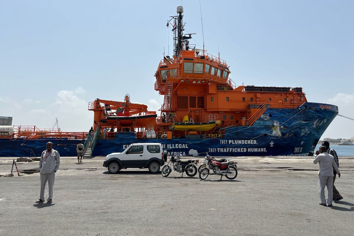 El barco de Solidaire, de Enrique Piñeyro y Carla Calabrese, llevó donaciones de la Cruz Roja a Sudán
