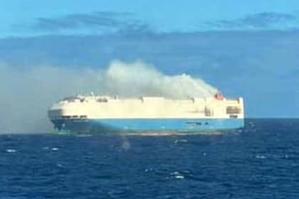 El barco de transporte de automóviles Felicity Ace, de 656 pies de largo, se incendió en el Atlántico Norte