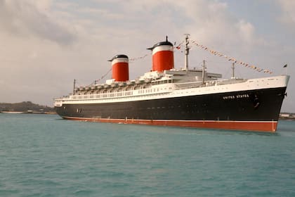 El barco dejó Filadelfia tras 30 años y pasará por Mobile, Alabama, antes de su destino final en Florida