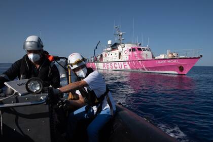 El barco en plena operación en el Mediterráneo