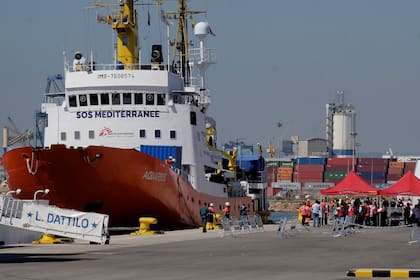 El barco humanitario Aquarius amarró poco antes del mediodía en Valencia