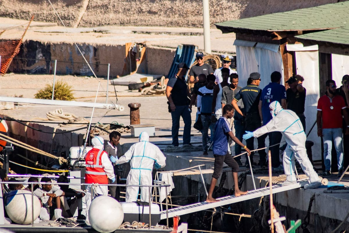 El barco humanitario llevaba dos semanas aguardando el visto bueno del gobierno italiano para el descenso de los inmigrantes. Más de cien personas siguen a bordo.