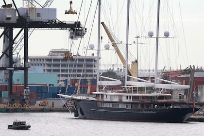 El barco no puede rodearse de otros veleros por sus dimensiones, motivo por el cual debe anclar cerca de cargueros y petroleros (Photo by Joe Raedle/Getty Images)