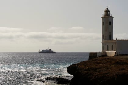 El barco permanece frente al puerto de Praia, capital del país insular soberano de África