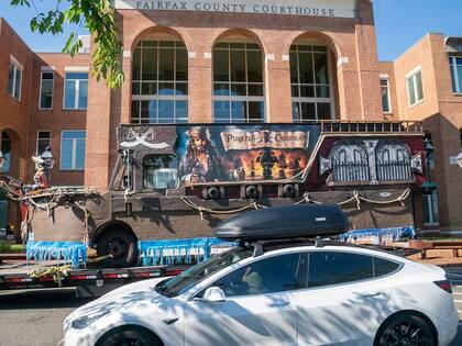 El "barco" que acercaron los fanáticos de Johnny Depp al tribunal de Fairfax. Foto: Shutterstock Premier