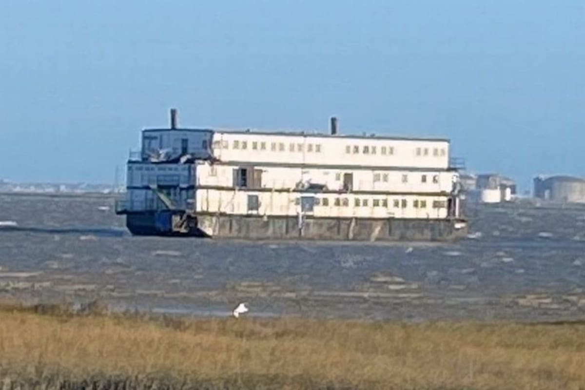 El barco se dirigía sin rumbo por el estuario del Rio Midway