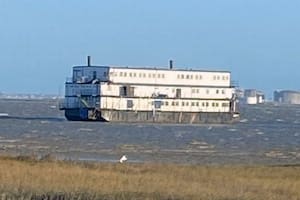 El barco se dirigía sin rumbo por el estuario del Rio Midway