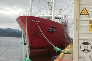 El barco Tai An llegó al puerto de Ushuaia este miércoles temprano y espera la llegada de las autoridades nacionales para su descarga