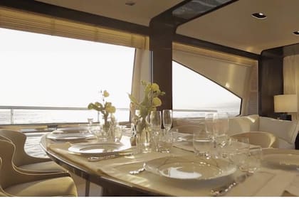 El barco tiene cuatro camarotes y un amplio comedor