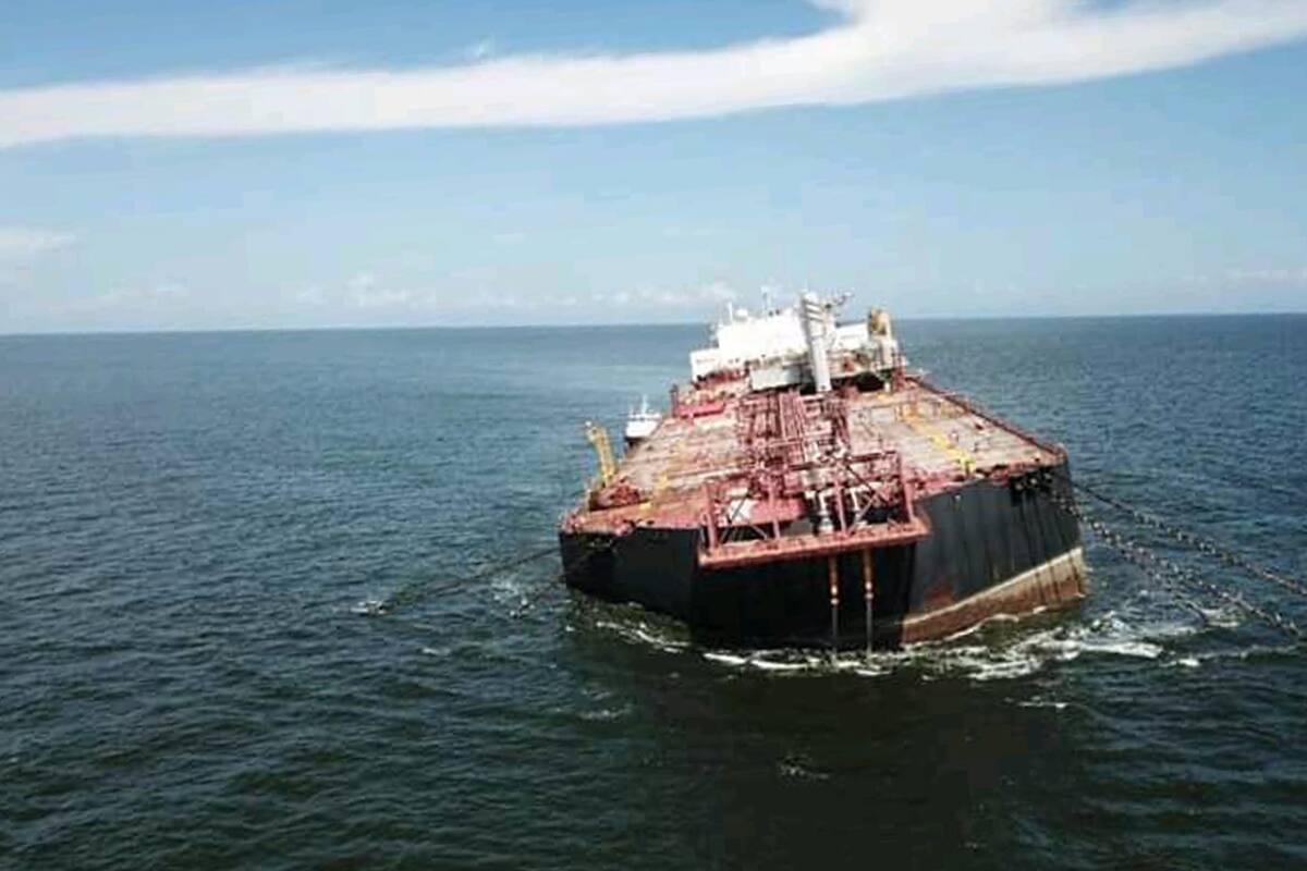 El barco venezolano Nabarima a punto de hundirse lleno de petróleo