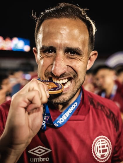 El barilochense, con la medalla de campeón: ganó la Sudamericana con Lanús en 2013 y 2025