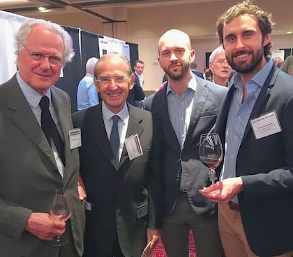 El barón Eric de Rothschild, dueño de Château Lafite, Nicolás Catena Zapata, Felipe Menéndez y Fernando Buscema, en el evento de Wine Spectator, en Nueva York