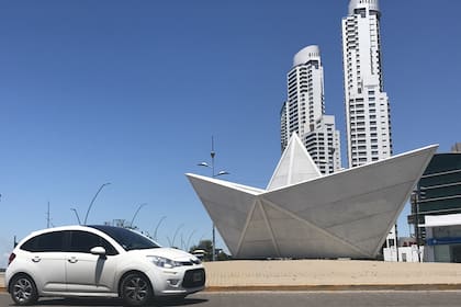 El Barquito de Papel, entre las supertorres y el río