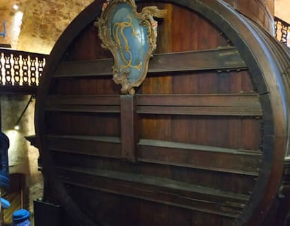 El barril de vino más grande del mundo tiene una capacidad aproximada de 300.000 litros.