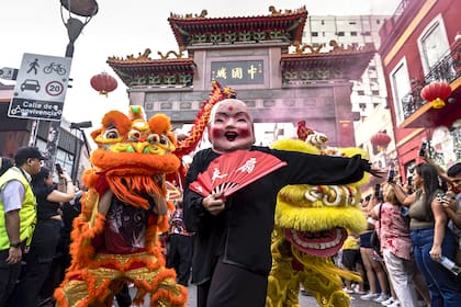 El Barrio Chino volverá a ser el corazón de los festejos con una gran fiesta de cuatro días, del sábado 14 al martes 17 de febrero, de 12 a 20, coincidiendo con el fin de semana largo de Carnaval