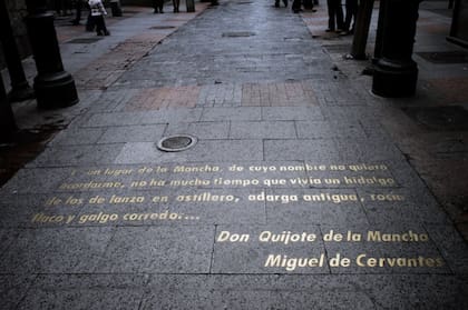 El barrio de las Letras de Madrid es adentrarse en el Siglo de Oro español, respirar literatura. Un lugar en el que las tiendas de diseño se funden con las de barrio, y los pequeños palacios, bares, tabernas o tascas comparten espacio con conventos, museos, edificios elegantes, plazas o plazuelas.