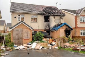 El barrio de Primrose Court tiene casas abandonadas, tapiadas o destruidas, y la basura está tirada por todos lados