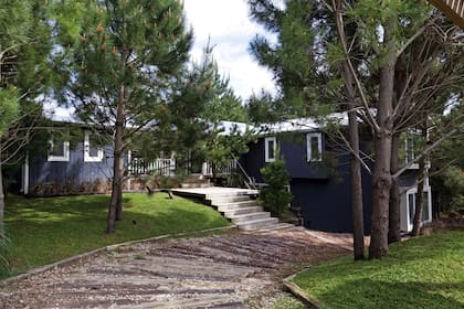 El barrio Golf tiene ventajas que les interesaban a los dueños: cercanía, facilidad de acceso y árboles añosos. Los durmientes resultaron una buena inversión: además de ser estéticos, no resbalan y traccionan en la subida de arena.