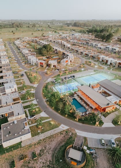 El barrio Huertas de los Horneros cuenta con distintos modelos de casas a elegir que se venden entre los US$330.000 y US$460.000, en terrenos de 500 m²