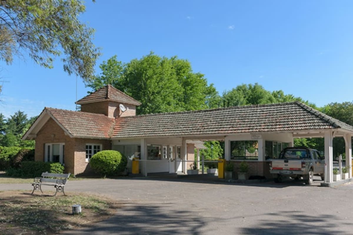 El barrio La Cheltonia se ubica en la ruta nacional 8, que atraviesa Venado Tuerto