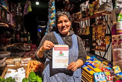 Una vecina muestra su lugar en el mapa