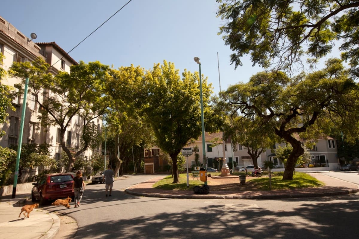 El barrio Rawson es un triángulo residencial delimitado por las calles Tinogasta, Zamudio y Avenida San Martín