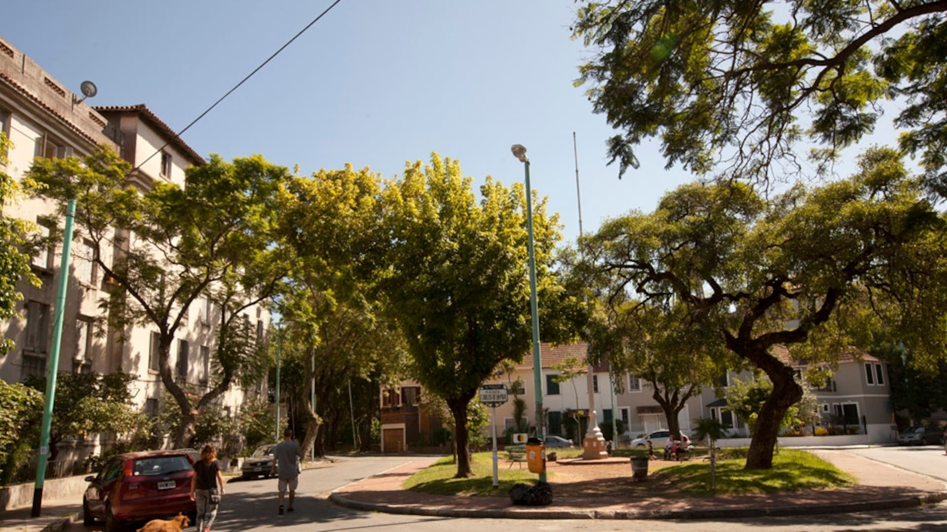 El barrio Rawson es un triángulo residencial delimitado por las calles Tinogasta, Zamudio y Avenida San Martín