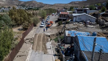 El barrio Sismográfica fue uno de los más afectados; el Ejército creó una rampa para que las familias puedan ingresar a buscar sus pertenencias