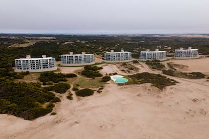El barrio tiene acceso directo a la playa que se extiende por 1200 metros
