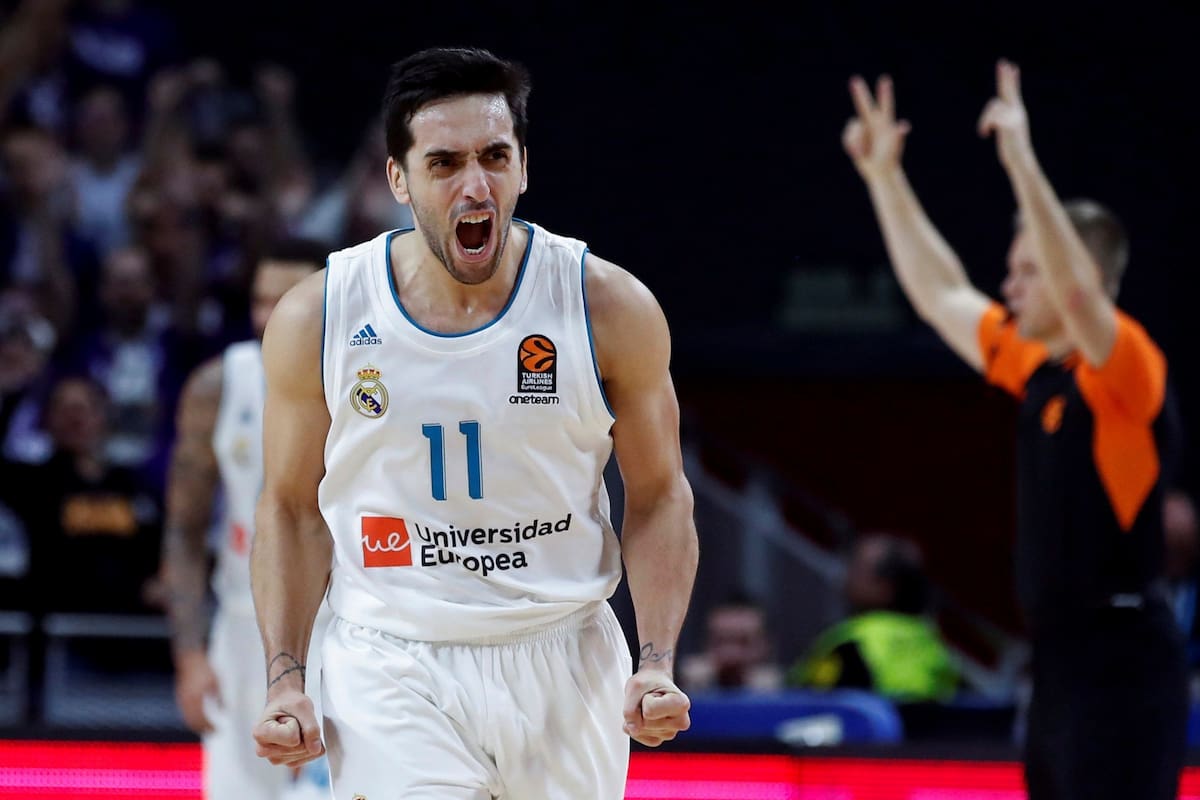 El base argentino del Real Madrid, Facundo Campazzo, celebra una acción ante el Valencia Basket, en partido de la decimotercera jornada de la Euroliga que se disputa esta noche en el Wizink Center