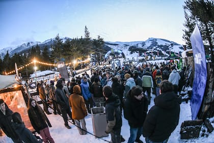 El Base Camp funcionó como el punto de encuentro del festival, con activaciones, música en vivo, intervenciones artísticas y un après-ski que extendió la experiencia más allá de la competencia.