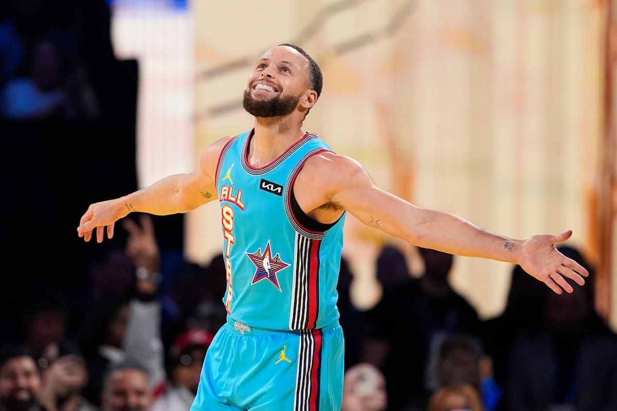 El base de Golden State Warriors, Stephen Curry, celebra después de anotar durante el All Star de la NBA. (AP Foto/Godofredo A. Vásquez)